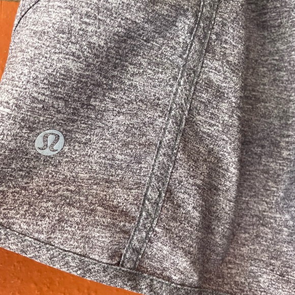 LULULEMON Women's Gray Track That 4" Shorts Size 4 - Picture 2 of 4